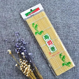 Mành cuộn shushi bằng tre.