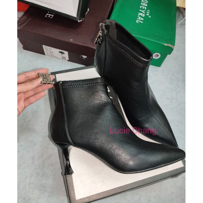 (Sale) Boots mũi nhọn da thật khoá sau tag đá gót nhọn xoáy