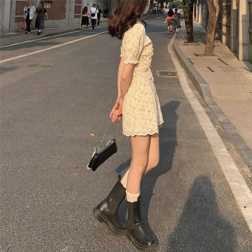 Bộ đồ hai mảnh gồm áo cổ chữ V và chân váy ngắn lưng cao có dây rút phối ren hoa thời trang cho bạn nữ (có bán lẻ)