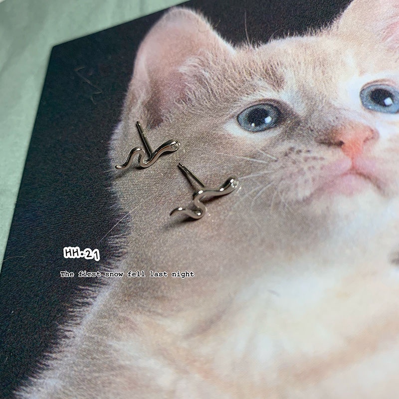 Khuyên tai hình rắn mini cá tính hợp thời trang 19A1327