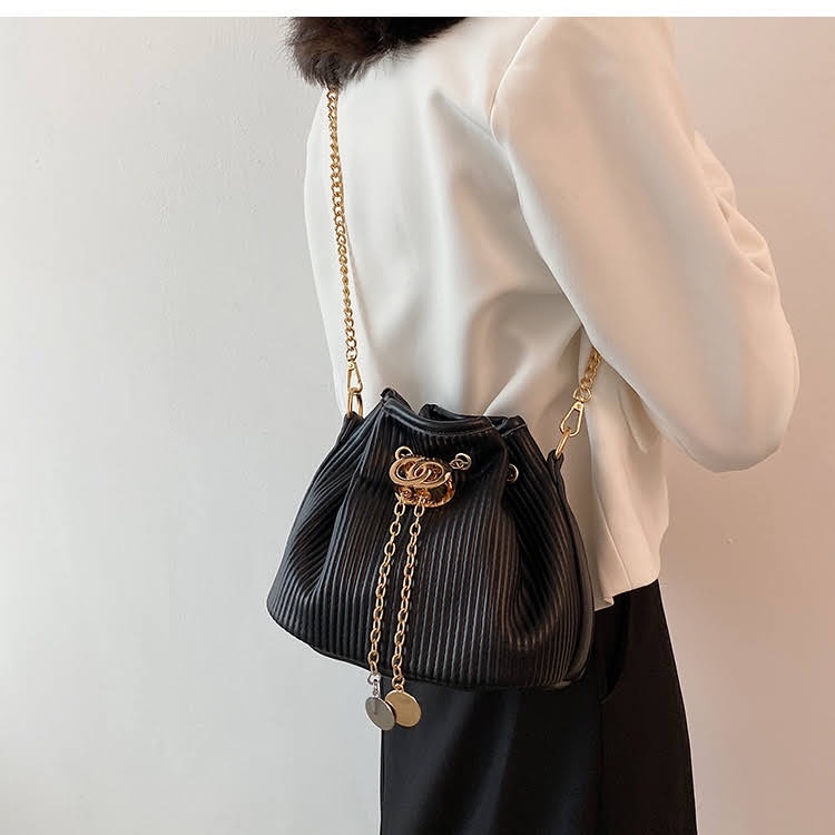 Túi đeo chéo nữ TCB637, mẫu siêu hot năm nay, thiết kế dạng túi rút xinh yêu