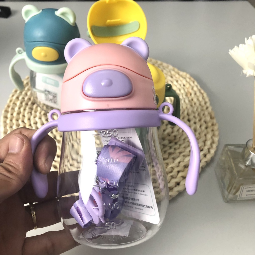 Bình uống nước cho bé hình gấu 250ml có dây đeo cho bé