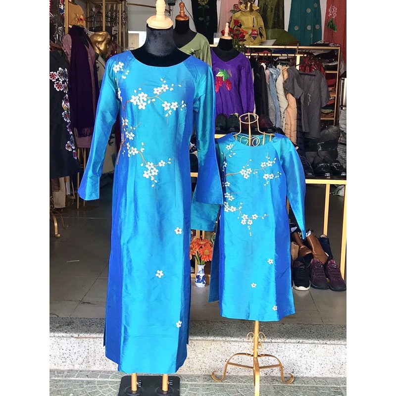 Áo dài mẹ và bé thêu tay.