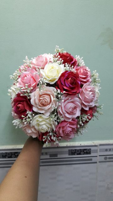 Tay cầm bó hoa cô dâu