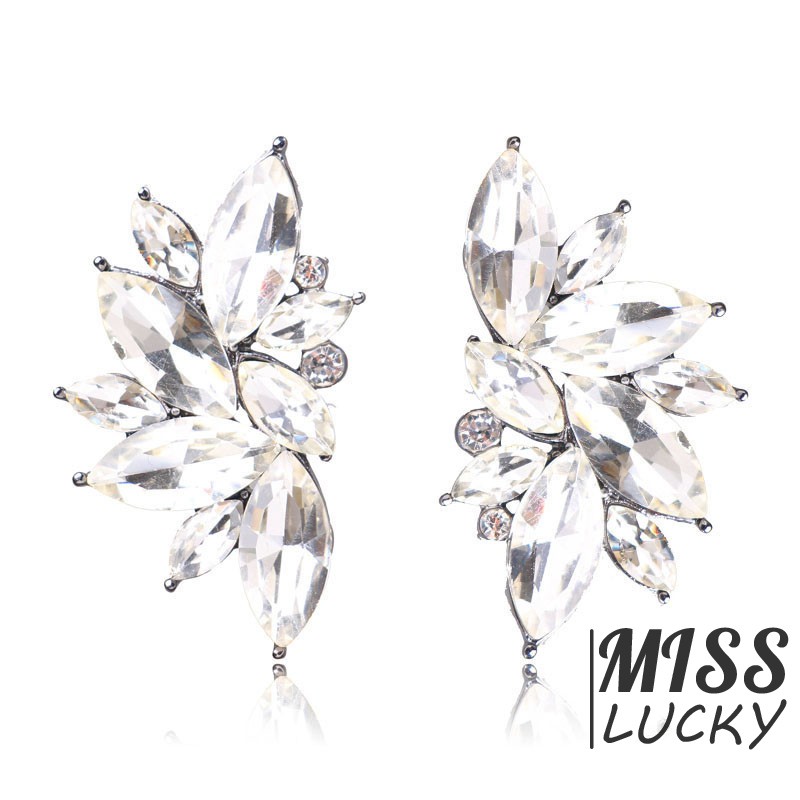 Khuyên tai nữ kiểu dáng thời trang sang trọng