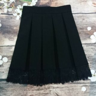 Chân váy xếp ly phối ren