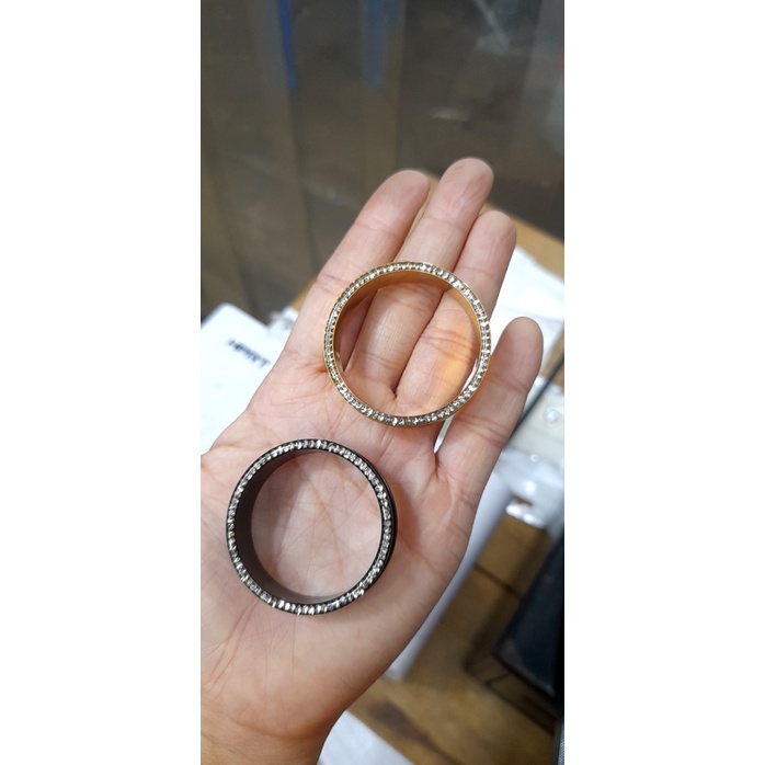 khuyên nong tai viền đá siêu chất giá 1 chiếc sz 36