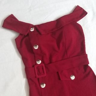 Đầm body trễ vai phối belt