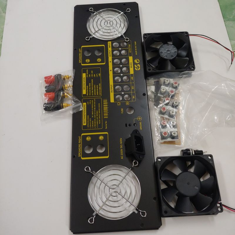 mặt sau amply vàng