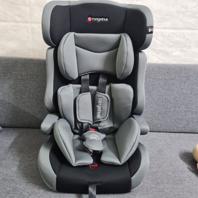 Ghế ngồi ô tô cho bé yêu