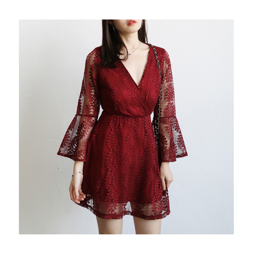 Váy ren cổ V tay xòe