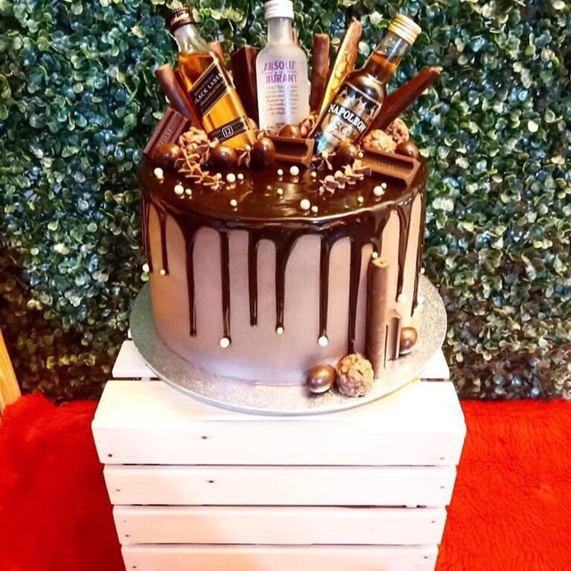 Chai ruou ngoại nhựa trang trí bánh kem