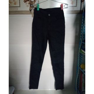 Quần skinny jeans màu đen