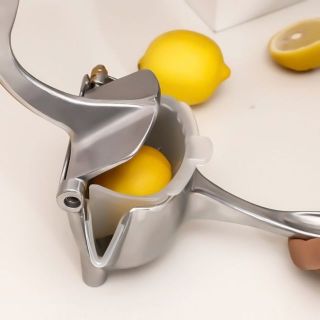 Máy ép hoa quả bằng tay siêu tiện dụng. Chỉ cần động tác nhỏ b đã có ngay cốc nước ép hoa quả đầy dinh dưỡng. Ngon  sạch