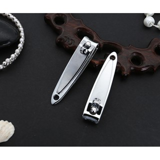 Bấm cắt móng tay cho bé