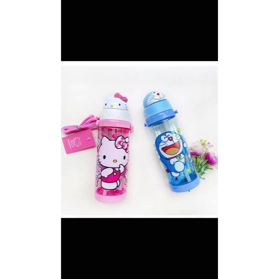 Bình uống nước ống hút nhựa 550ml họa tiết Hello Kitty/ Doraemon kèm dây đeo vai