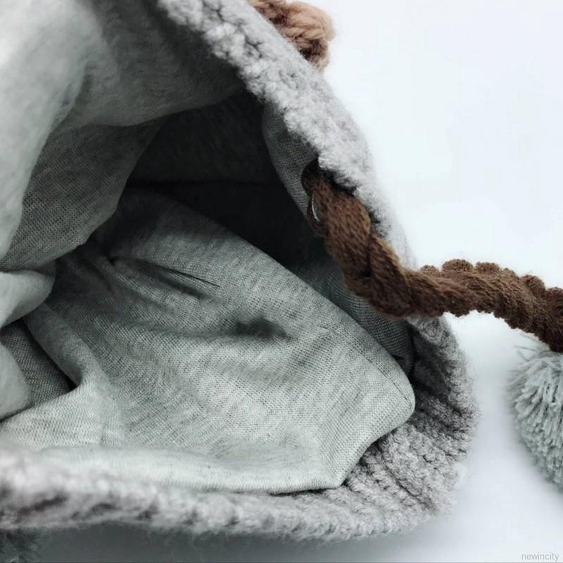 Mũ len trùm đầu cho bé có hai cục bông rủ xuống đáng yêu