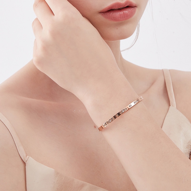 Vòng tay đeo tay dạng mở chỉnh được gắn chữ số La Mã màu vàng đơn giản cho nữ