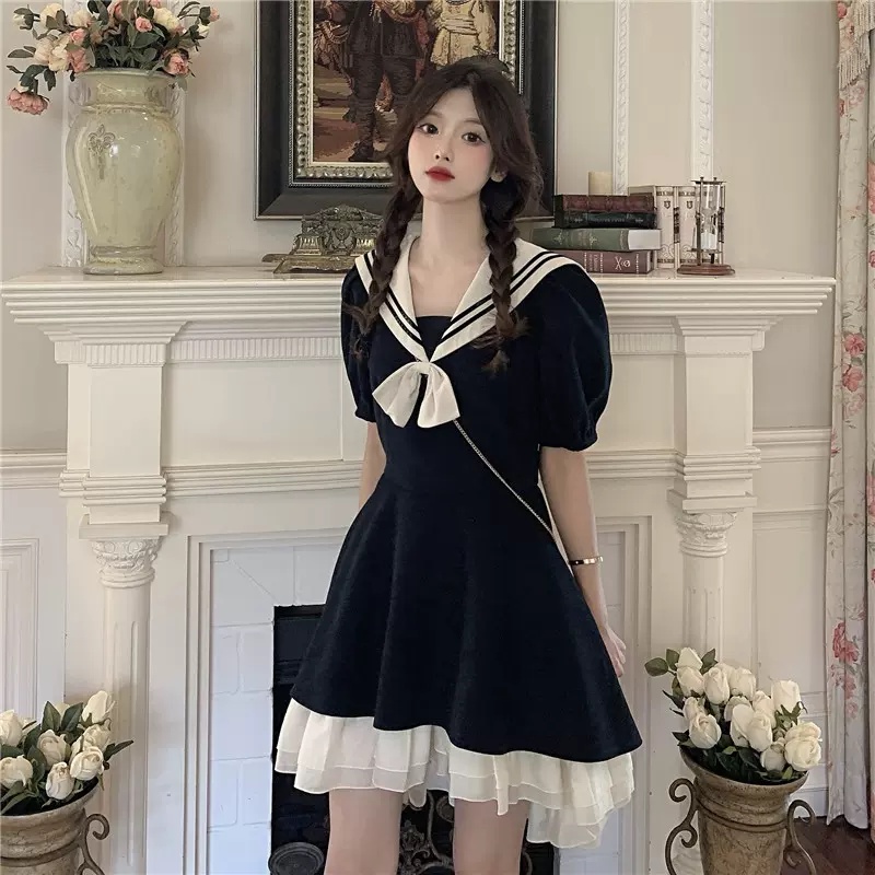 Váy nữ ren đen tay ngắn Thiết kế đường viền cổ áo đặc biệt phong cách công chúa