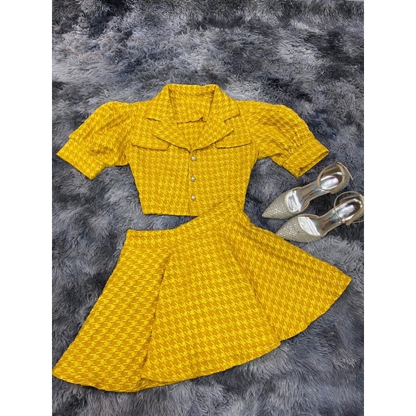 Set Áo croptop cổ vest tay dài kết hợp chân váy kiểu xếp li caro đỏ vàng trắng và hồng thời thượng sang trọng | BigBuy360 - bigbuy360.vn