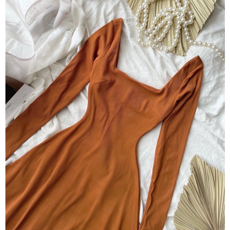 Váy thun nâu cổ vuông tay dài dáng midi có hình thật trải sàn ở cuối | BigBuy360 - bigbuy360.vn