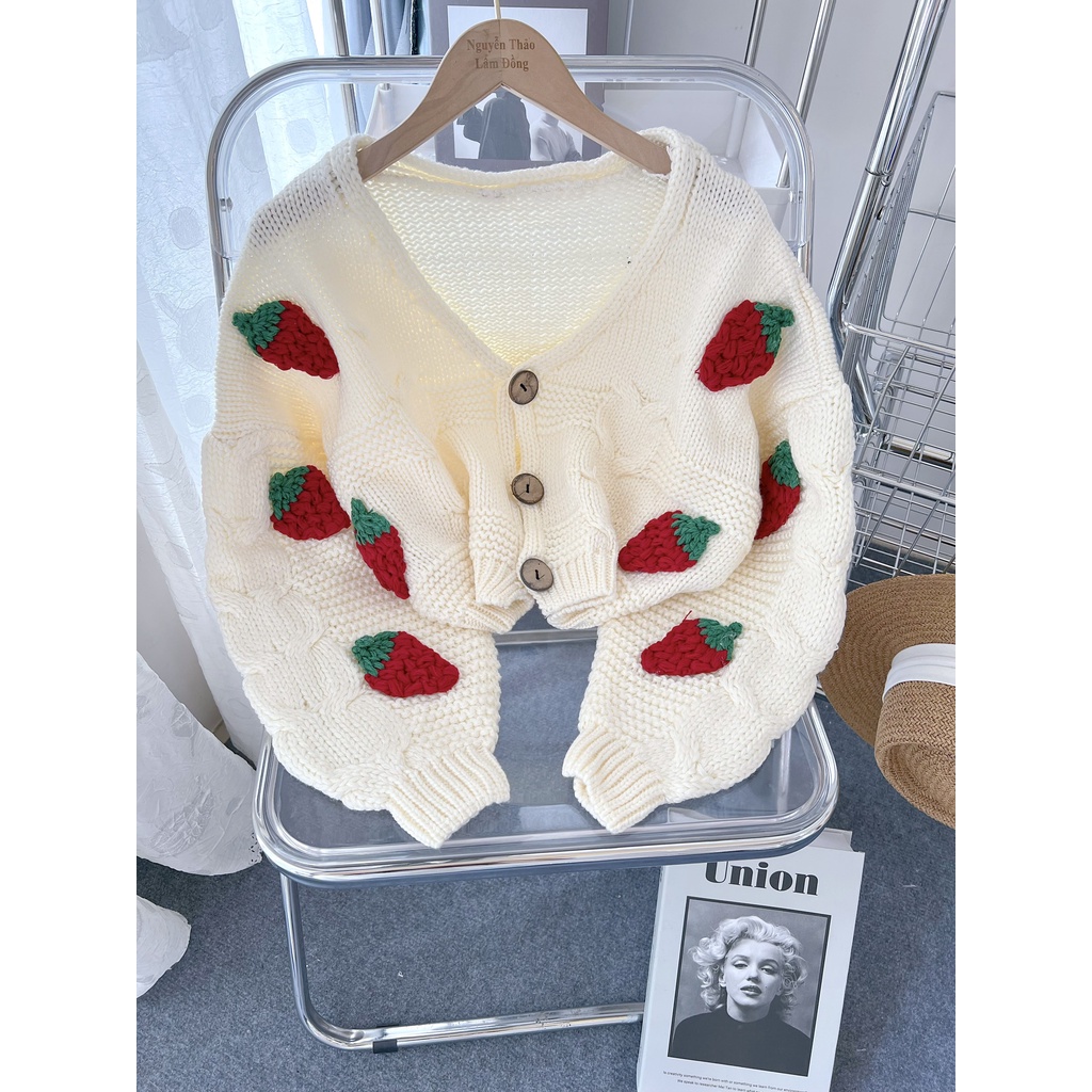 áo khoác len cardigan thêu hình quả Dâu ( Sẵn 3 Đỏ - 2 Tím )