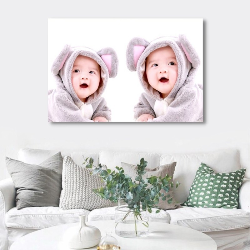 Tranh canvas treo tường Hai bé trai mặc áo gấu - Tranh em bé W6983