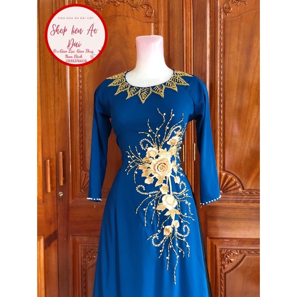 Áo dài xanh đen thiết kế hoa ren điểm nhấn phần eo điệu, 2 tà