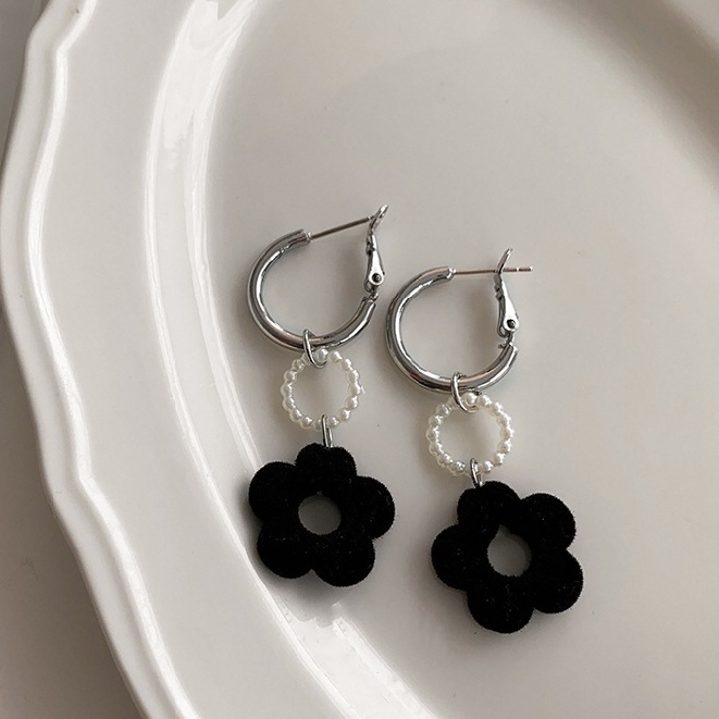 Khuyên tai hình bông hoa nhỏ đính ngọc trai phong cách mùa thu đông trẻ trung