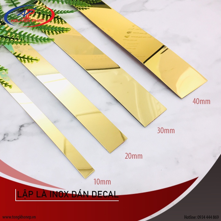 La inox cuộn dán tường trang trí (có sẵn lớp decal ở mặt sau để bóc dán trực tiếp mà không cần dùng keo)