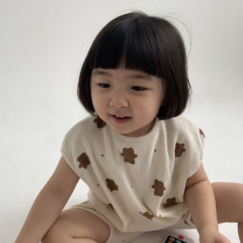 Set đồ 2 món gồm áo sát nách in hoạ tiết hoạt hình và quần short dành cho bé