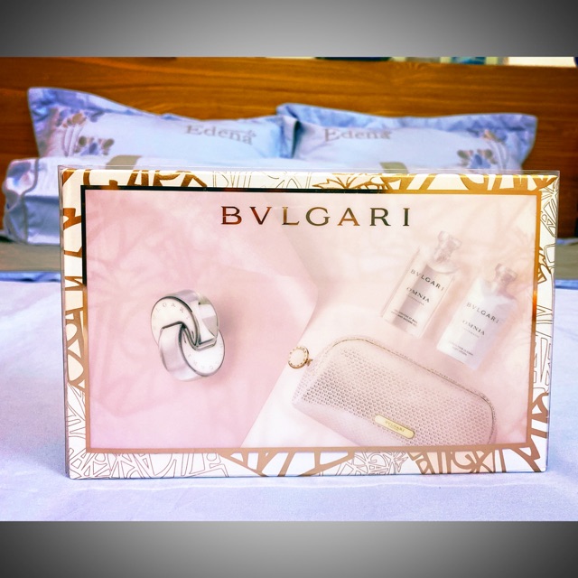 Bộ set nữ BVLGARI Crystalline (EDT 65ml + 1 Sữa tắm 75ml + 1 Lotion 75ml + 1 Túi đựng mỹ phẩm)