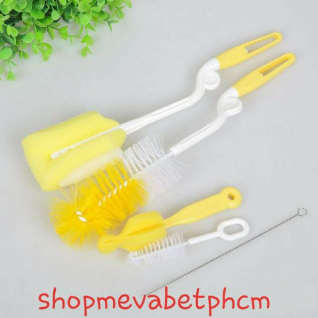 Cọ rửa bình sữa cho bé