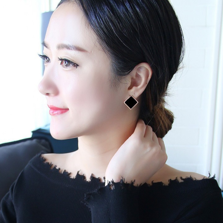 Bông Tai Hình Vuông Titan Không Đen TT 1674