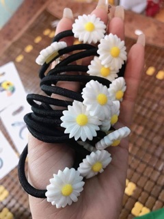 Buộc tóc hoa cúc