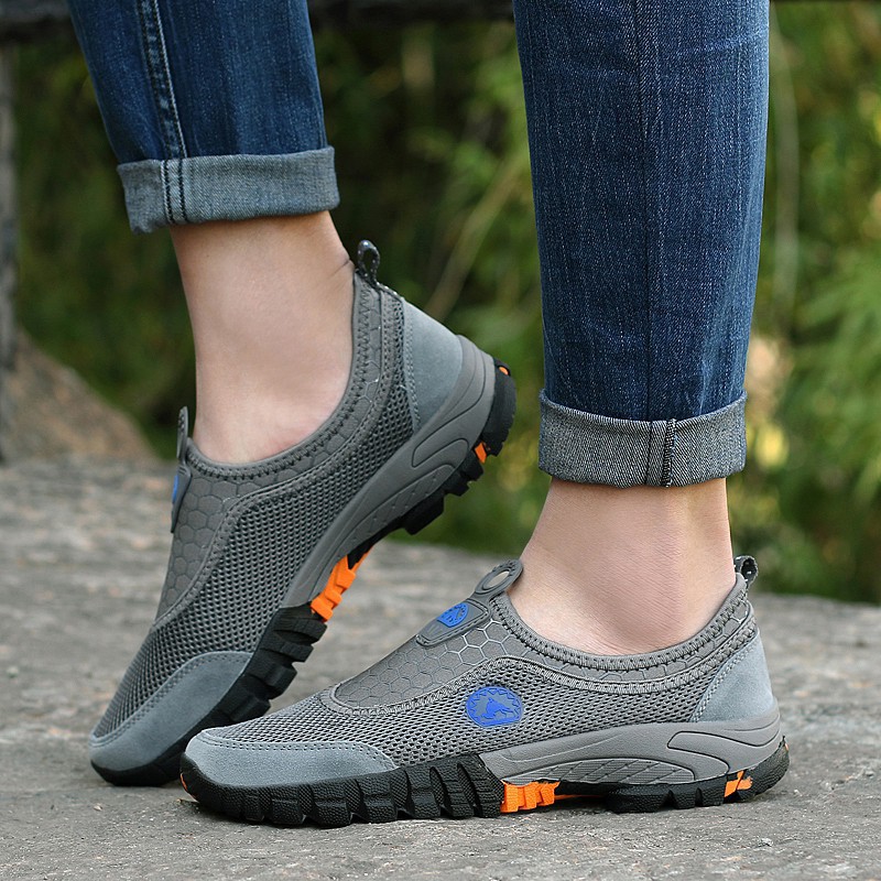 Men's mountaineering shoes with dynamic mesh