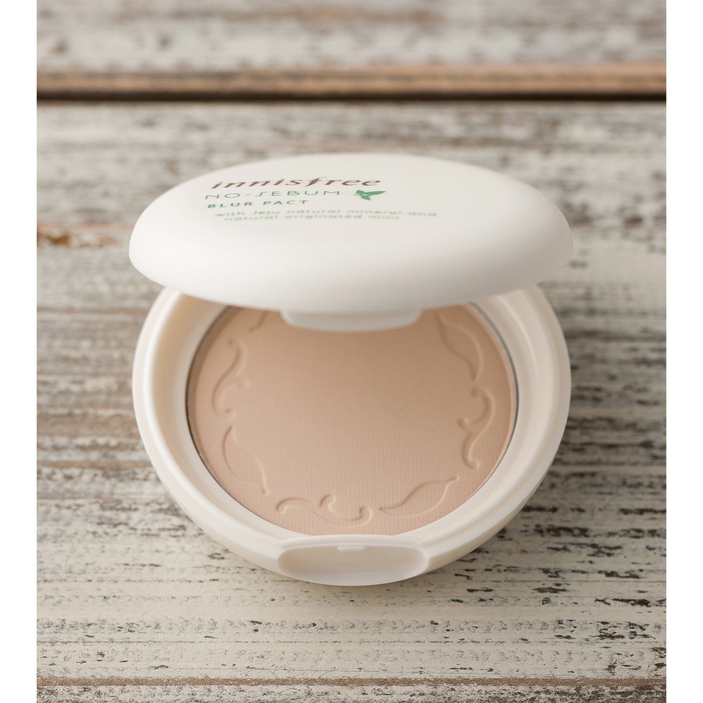 Phấn nén kiềm dầu Innisfree No Sebum Blur Pact.