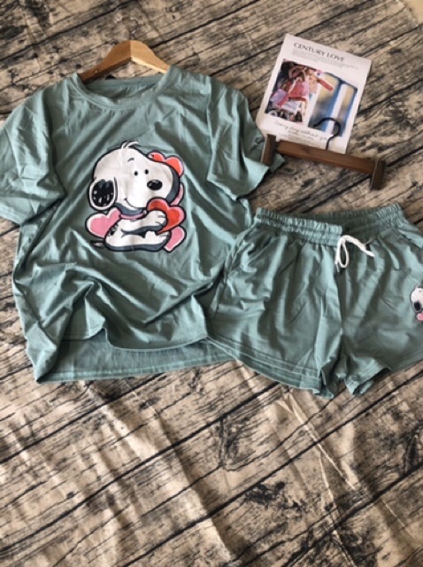 Bộ nữ thun vải cotton cộc tay quần short đùi in hình cún snoopy | BigBuy360 - bigbuy360.vn