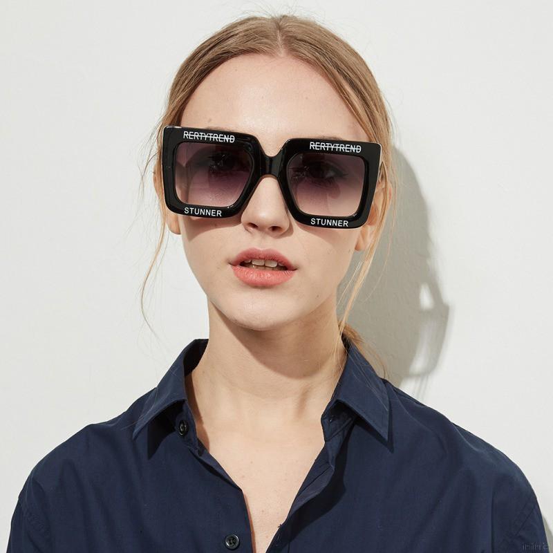 Kính mát gọng vuông in chữ thời trang | BigBuy360 - bigbuy360.vn