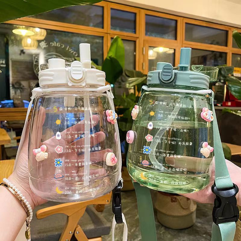 [ TẶNG STICKER ] Bình Nước Nhựa Nhắc Nhở Uống Nước Dung Tích 1300ml Có Dây Đeo Và Quai Xách Tiện Lợi Dễ Thương