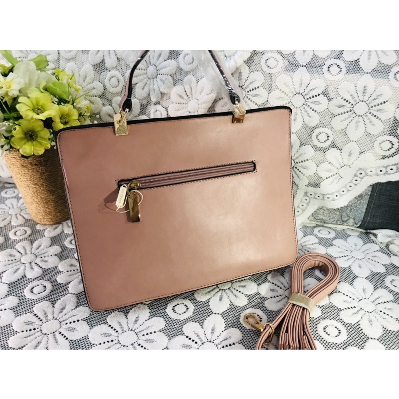 Túi công sở Bandolini trưng bày thanh lý