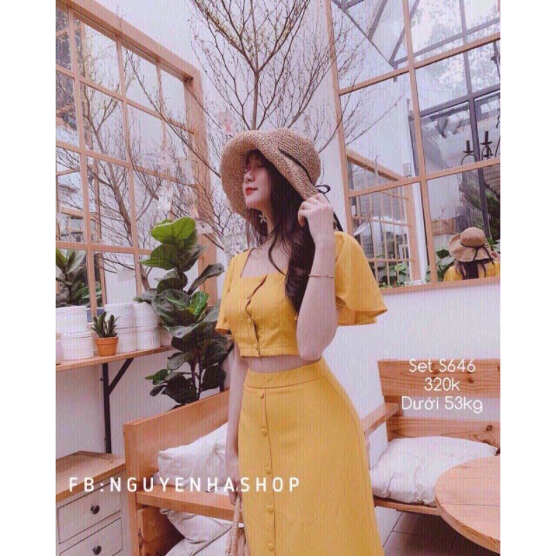 Set áo croptop vàng + chân váy phối nút