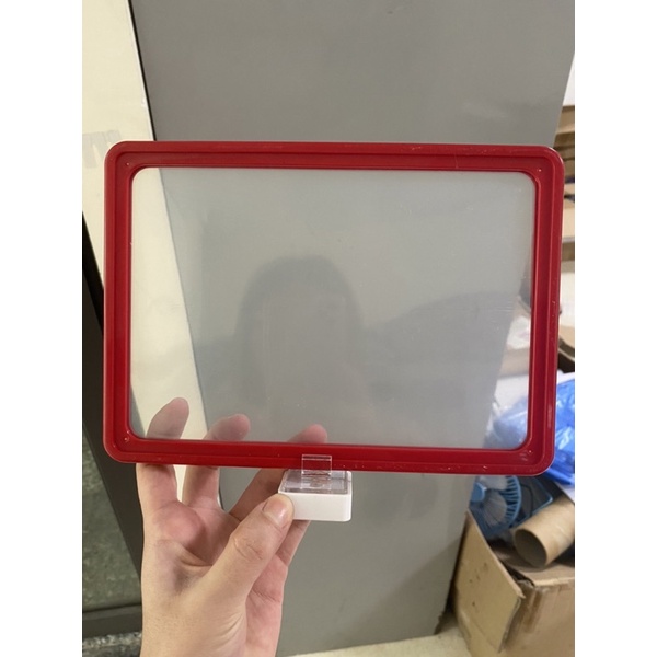 Bảng giá A4,A5 cài tên giá sản phẩm được trưng bày trong các gian hàng siêu thị