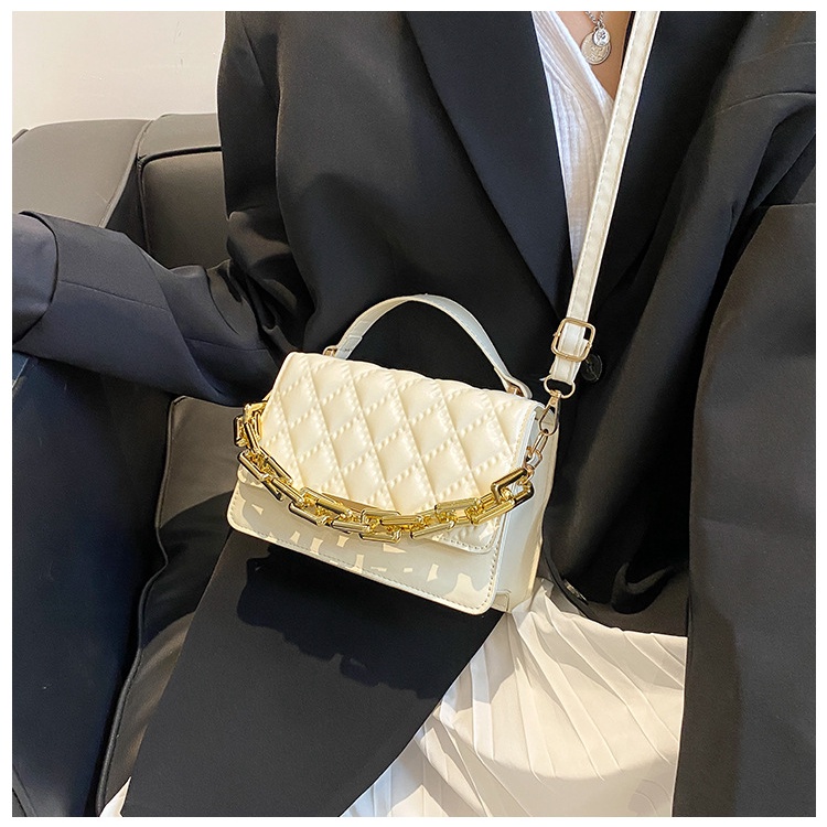 Túi xách nữ đeo chéo ô trám màu đen thời trang có chuỗi xích trang trí