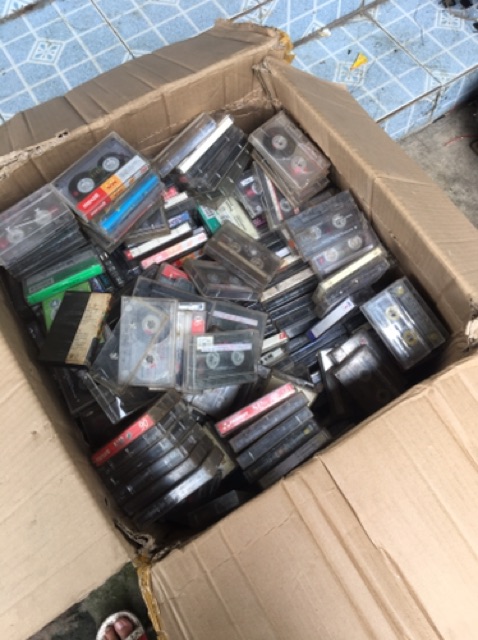 10 chiếc băng cassette trưng bày