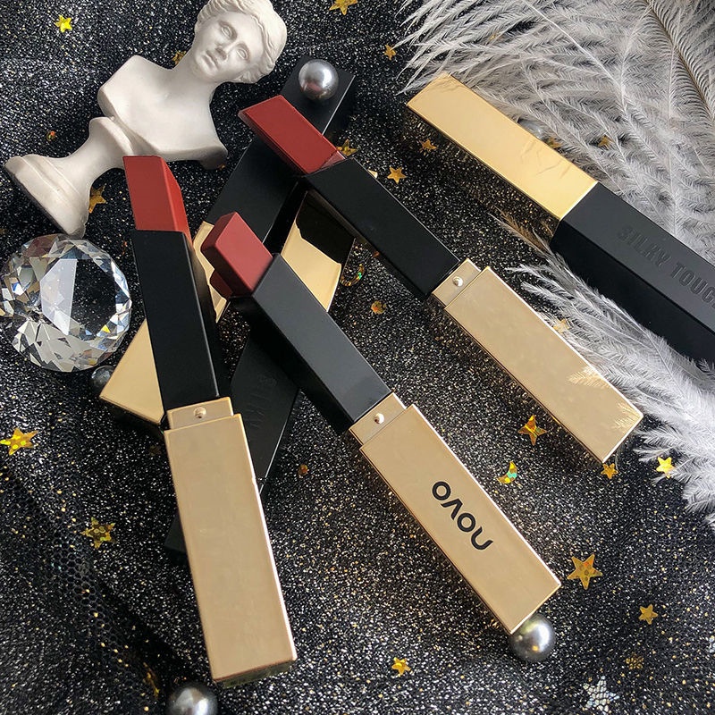 Son Môi Nhung Lì Chống Dính Cốc Thiết Kế Vỏ Màu Vàng Đồng Sang Trọng