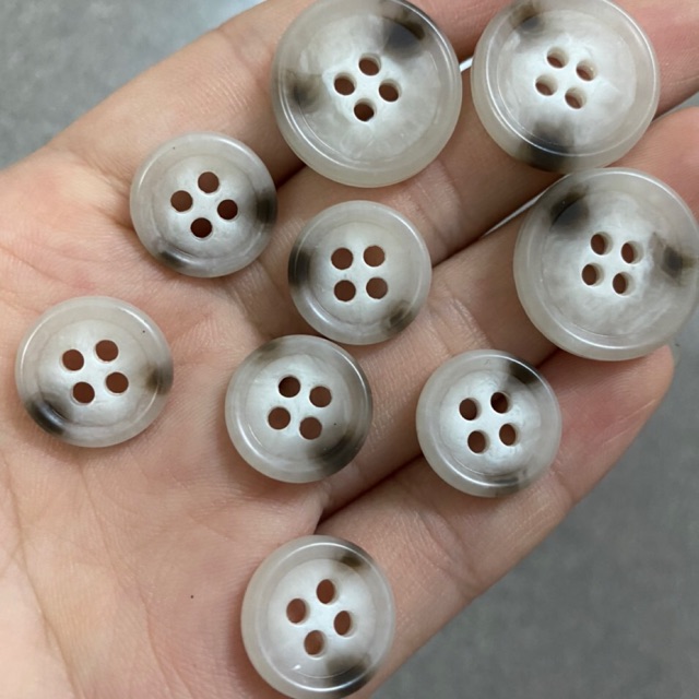 Nút nhựa 4 lỗ xám sọc nâu