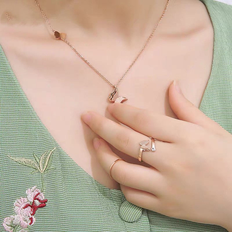 Nhẫn Thép Titan Mạ Vàng 18K Hình Bướm Đính Kim Cương Độc Đáo Thời Trang