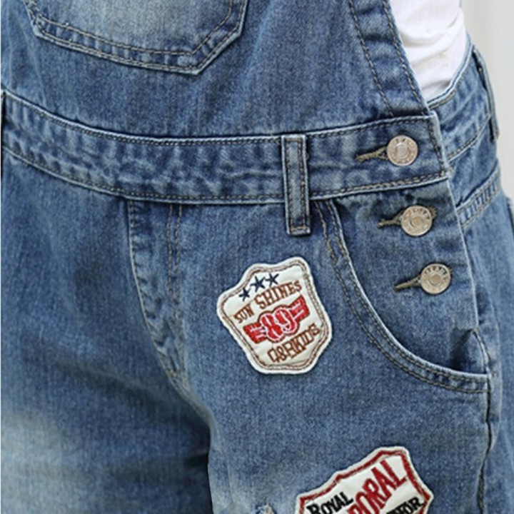 Quần Yếm Jean Short Nữ Wash Rách Thêu Logo