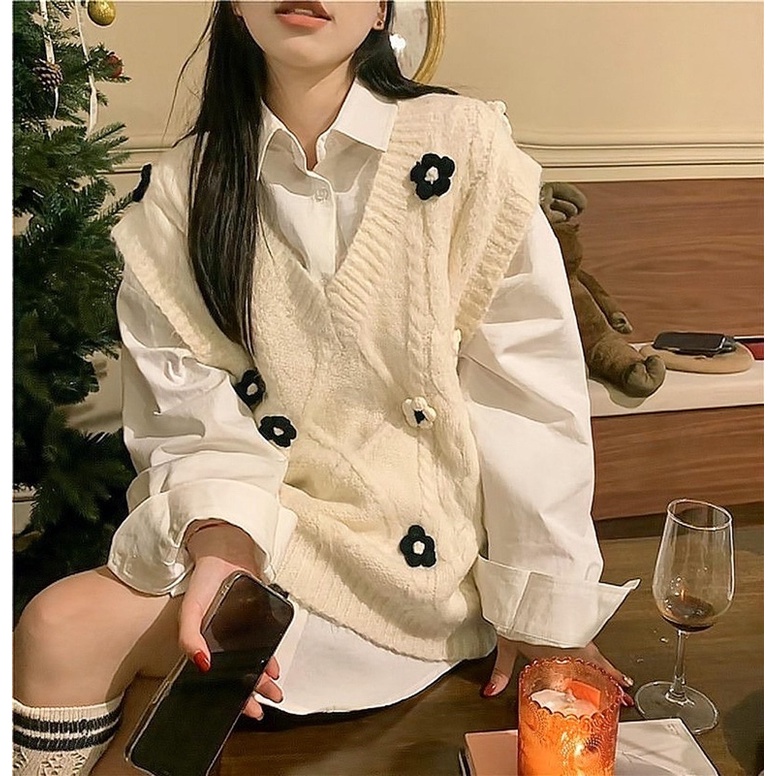Áo gile len + sơ mi trắng đính hoa nổi